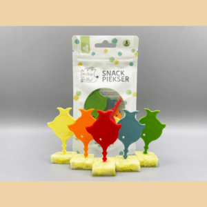 Zu sehen ist das Snack Piekser Set "Sägefische" von Pieksi und Griffel, aus fünf Sägefischen, zu sehen vor der Verpackung.