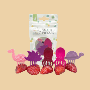 Zu sehen ist ein 5-er Set aus Snack Pieksern in beerigen Farbtönen, steckend in Erdbeerstücken.