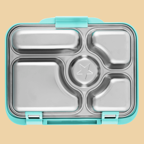 Zu sehen ist die Vesperdose "Yumbox Presto" aus Edelstahl mit fünf Fächern und einem hellblauen Deckel aus Silikon, von unten fotografiert.