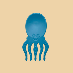 Zu sehen ist ein einzelner Snack Piekser Tintenfisch in blau von Pieksi und Griffel, der von Kindern als Gabel- und Löffelersatz verwendet werden kann.