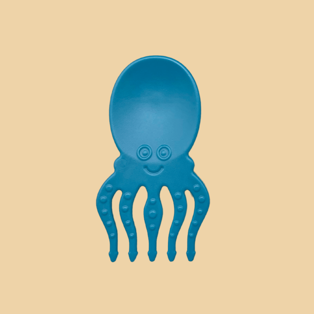 Zu sehen ist ein einzelner Snack Piekser Tintenfisch in blau von Pieksi und Griffel, der von Kindern als Gabel- und Löffelersatz verwendet werden kann.