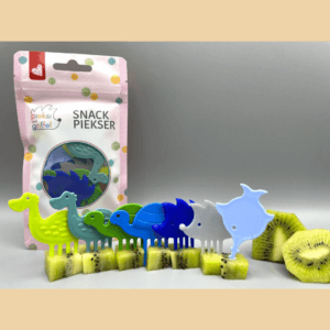 Zu sehen ist das Snack Piekser Set "Fresh friends" von Pieksi und Griffel, mit zwei Igeln (dunkelblau und hellgrau mit glitzer), zwei Schildkröten (grün und blau), zwei Dinos (hellgrün und petrol) und ein hellblauer Sägefisch.