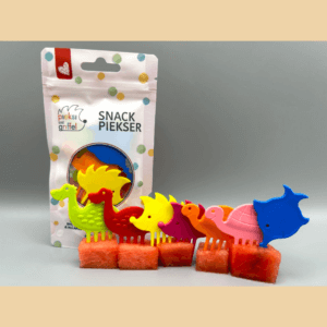 Zu sehen ist das Snack Piekser Set "Sunshine" von Pieksi und Griffel, mit zwei Igeln (gelb und pink), zwei Schildkröten (orange, rosa), zwei Dinos (rot und hellgrün) und ein blauer Sägefisch.